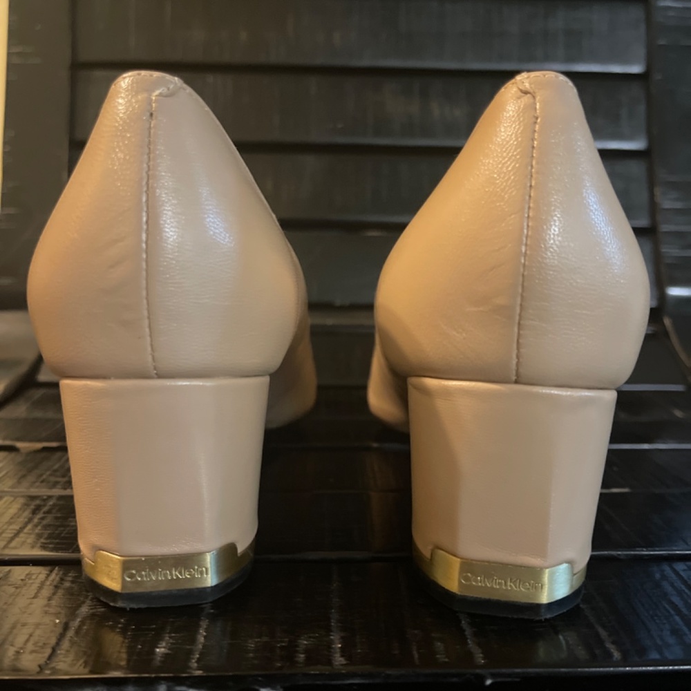Calvin Klein Nita Pointed Toe Pump Nude Beige Leather 7,5 Block Heel Gold Detail - Picture 4 of 6